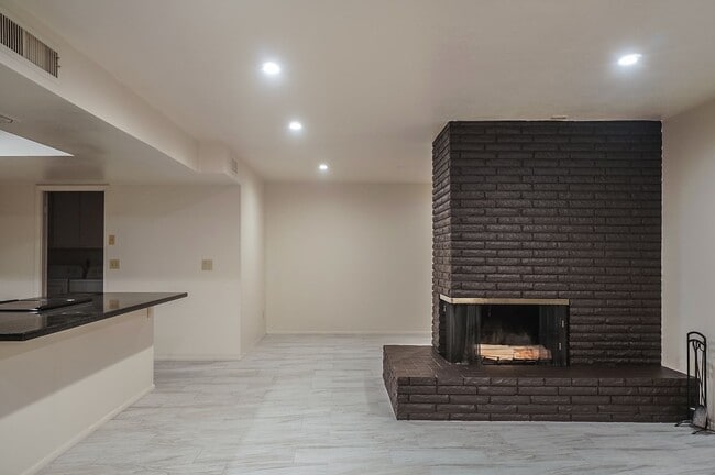 Building Photo - Exceptional 6-Bedroom Residence Near ASU with Garage & Modern Conveniences