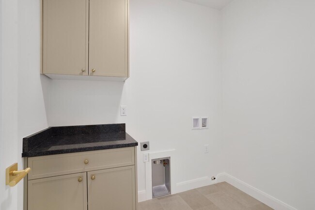 Building Photo - 990 Manen St