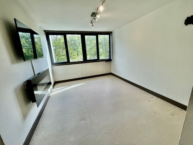 Building Photo - Modern 2-Bed, 2-Bath Downtown Condo with P...