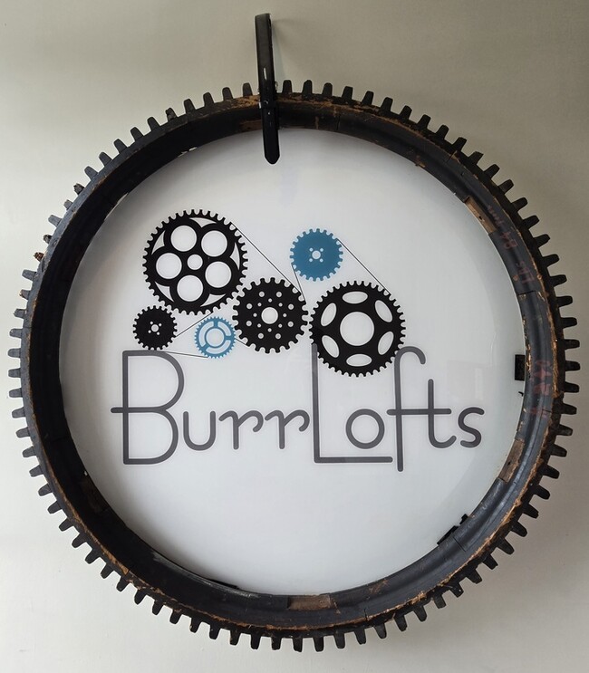 Building Photo - 123 Pine St