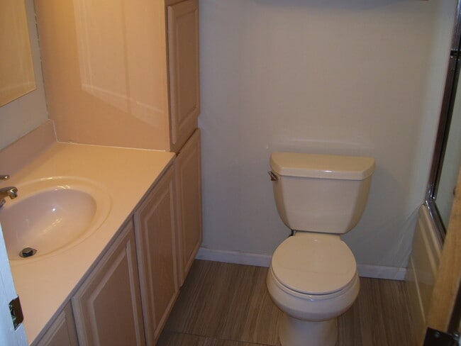 Building Photo - 5538 E Lake Dr