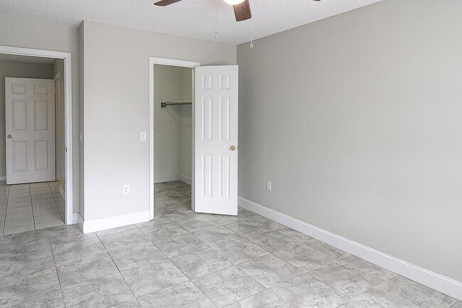 Building Photo - 1235 Pineridge Way