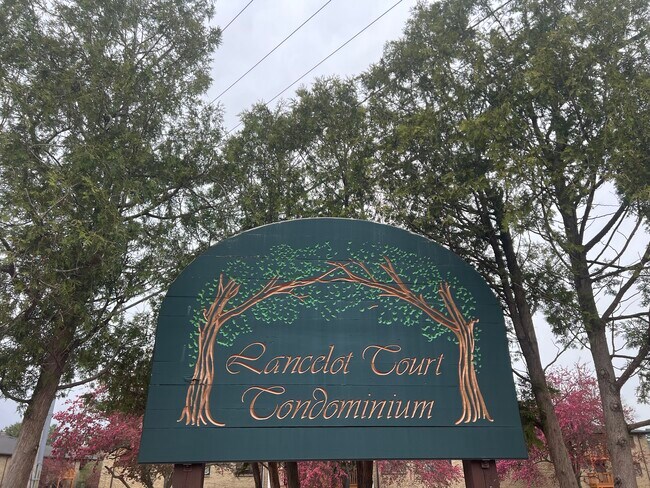 Building Photo - 2 Lancelot Ct