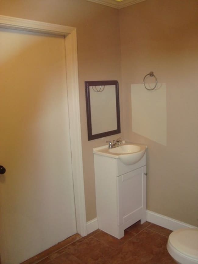 Building Photo - Renovated 4 bedroom available now to rent!