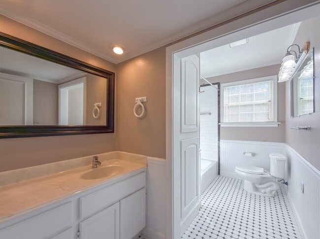 Building Photo - 514 Glenview Dr