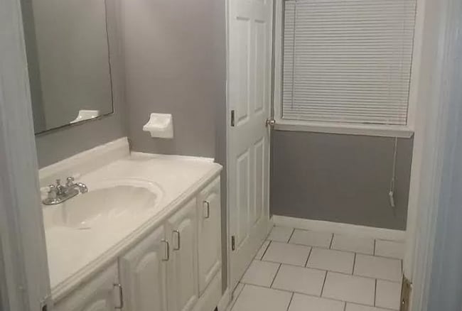 Building Photo - Spacious 3/2 house