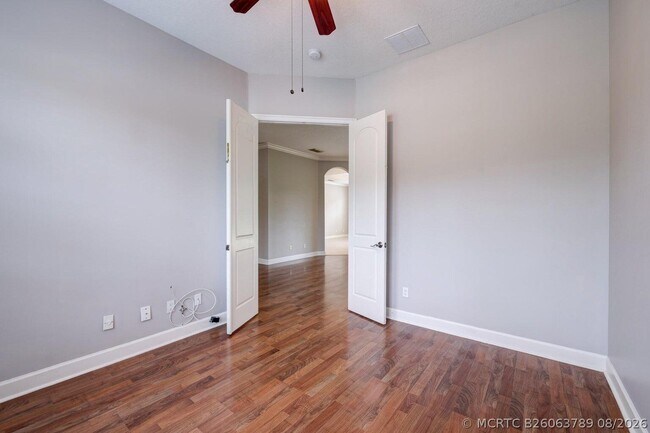 Building Photo - 833 SW Vineland Ct
