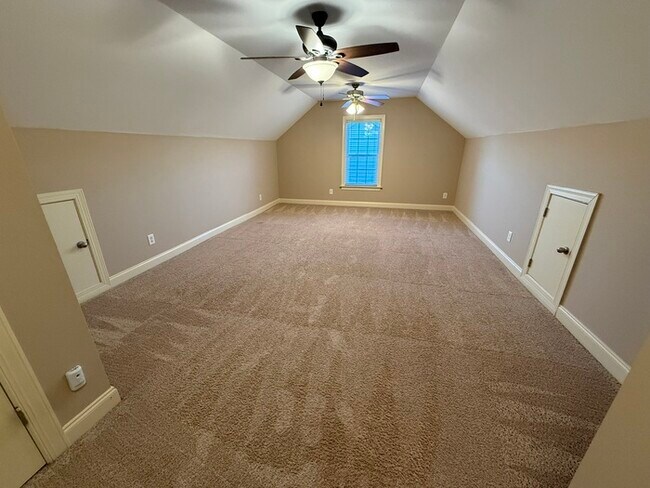 Building Photo - HUGE 5 Bedroom 3 Stroy Home with Fenced in...