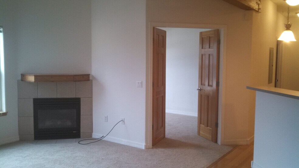 Building Photo - 5220 Boardwalk Dr