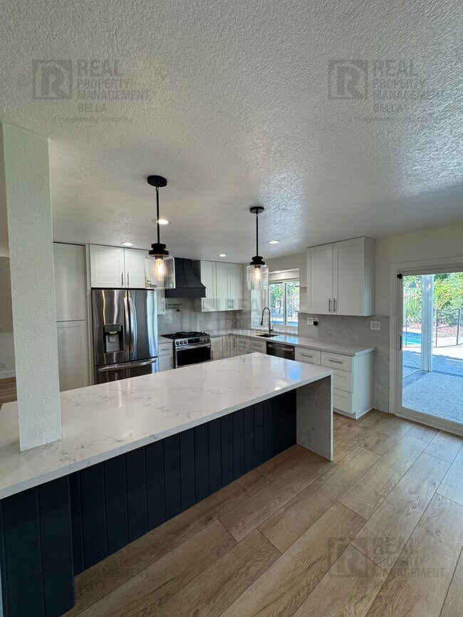 Building Photo - Resort-Style Living in Temecula – Pool Home with Designer Upgrades & 3-Car Garage
