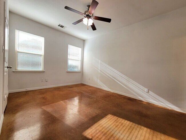 Building Photo - **Gorgeous 3 Bedroom 2 Bathroom Home in Au...