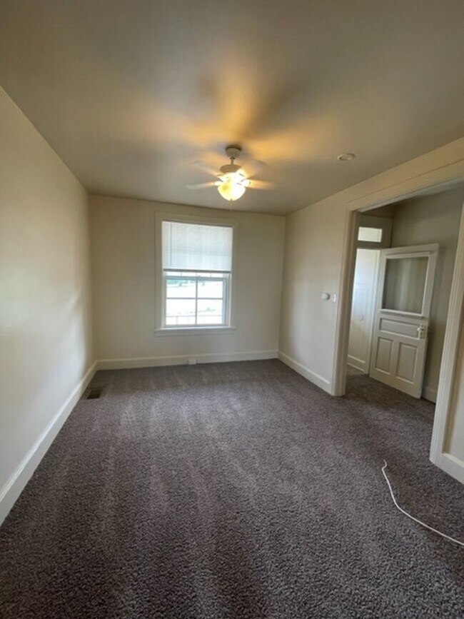 Building Photo - 3 Bedroom Single Family Home in Harrisburg!