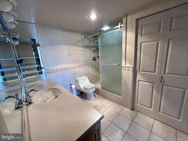 Building Photo - 200 Locust St