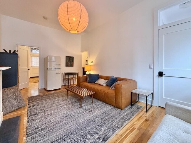 Building Photo - 820 Grand St