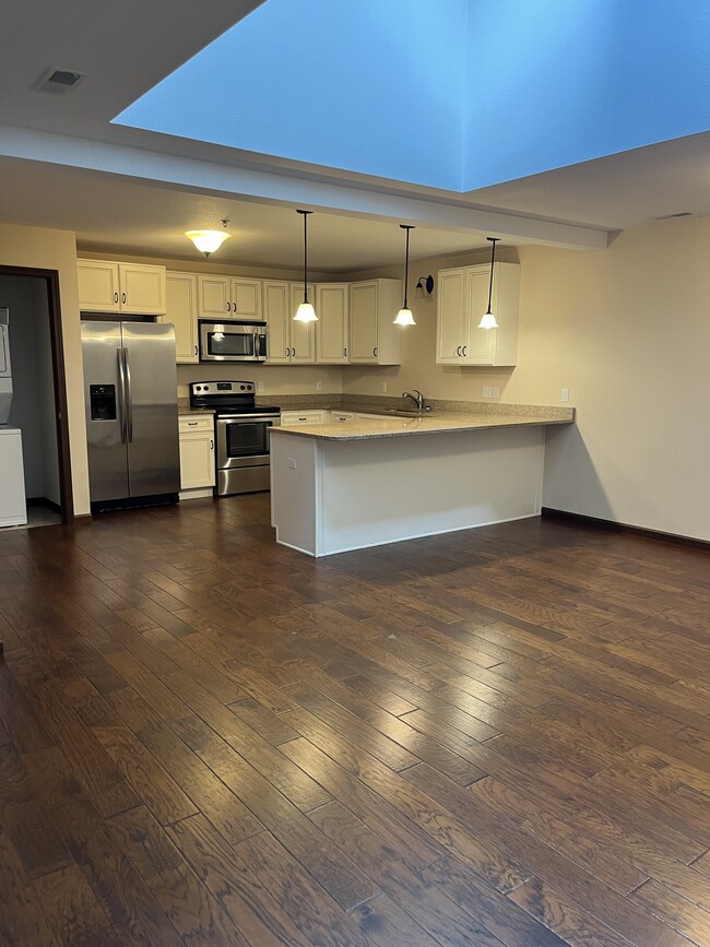 Stainless appliances and granite counters - 143 S Main St