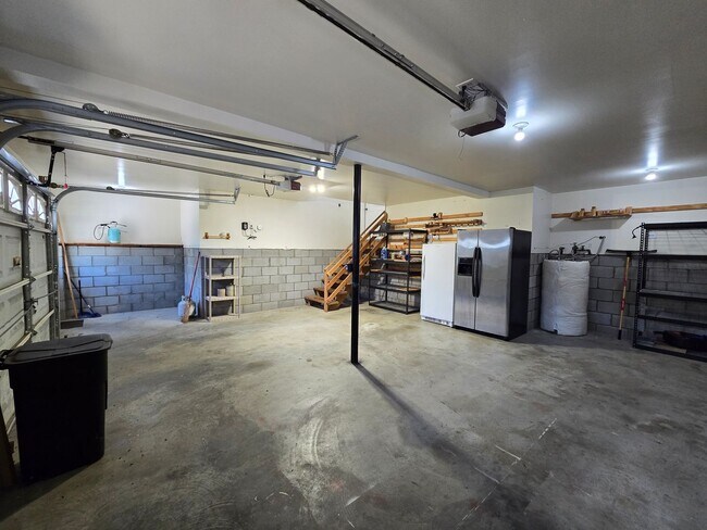 Building Photo - MOVE-IN SPECIAL!! $250 OFF First Month