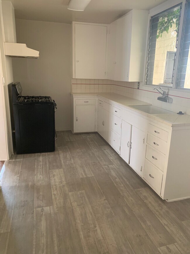 Kitchen - 10730 Palms Blvd