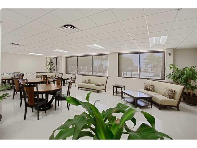 Building Photo - 1621 Collins Ave