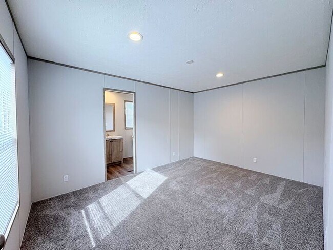 Building Photo - 10610 State Rte 762