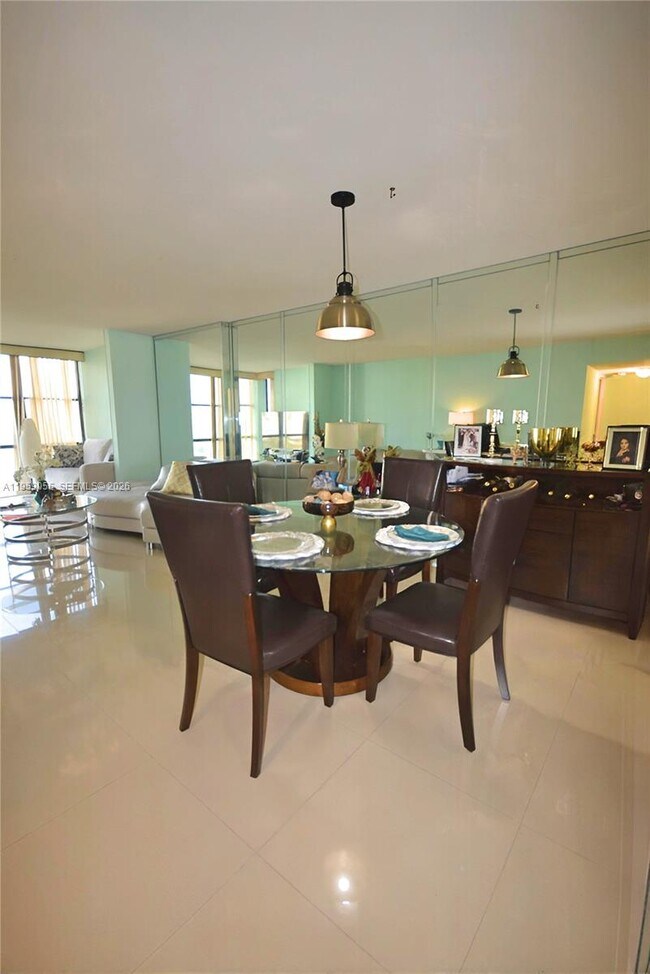 Building Photo - 800 Parkview Dr