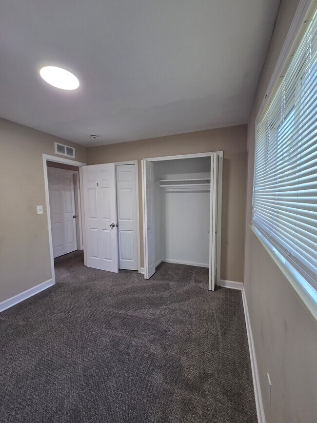 Building Photo - 16136 Log Cabin St
