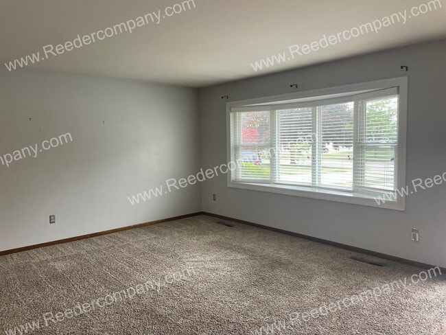 Building Photo - Remodeled 3 bedroom blocks from Munster Mi...