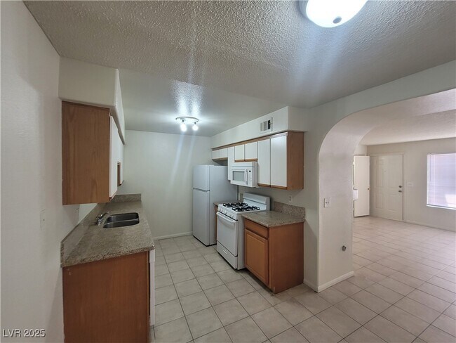 Building Photo - 1608 N Torrey Pines Dr
