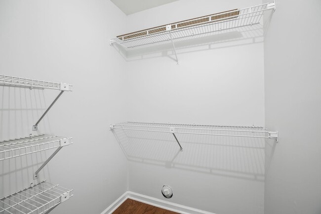 Building Photo - Great 2 Bedroom Available End Of July