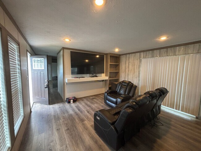 Building Photo - 8907 Deerwood Dr