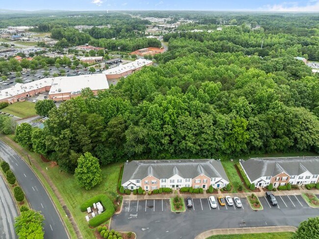 Building Photo - Your Perfect Townhome Is Here!