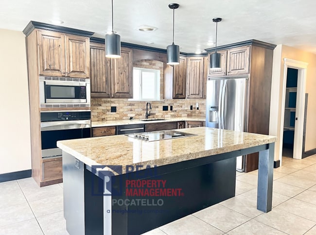 Building Photo - Beautiful - Elegant - 5 Bedrooms - 3 Car -...