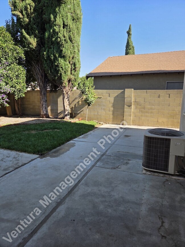 Building Photo - 2333 Lawnview Ct