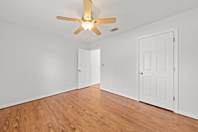Building Photo - Updated Home in Raintree Estates!
