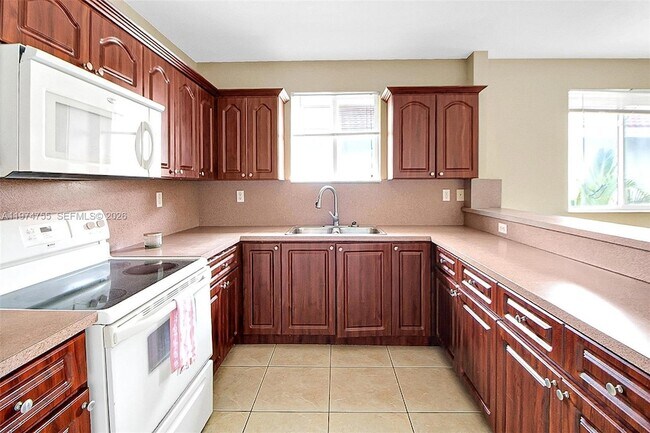 Building Photo - 3920 SW 89th Ct