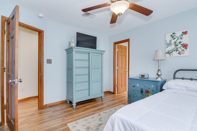 Building Photo - 4117 Knollcrest Cir N