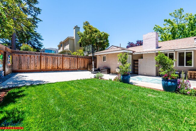 Building Photo - Beautiful Home | Premium Finishes | Desira...