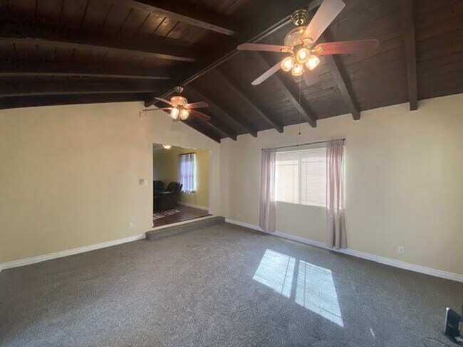 Building Photo - 3 bedroom, 1 bath Norwalk Home