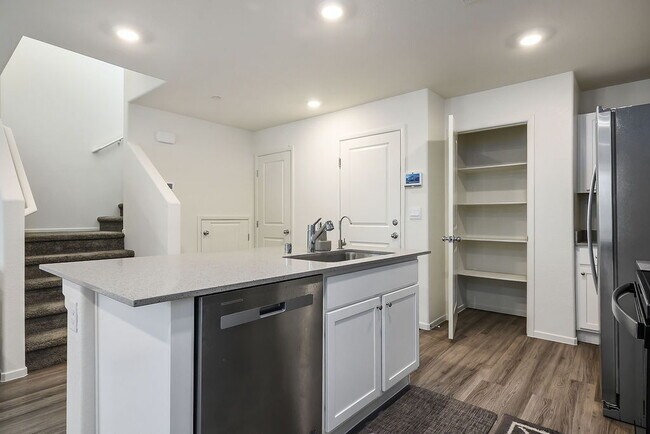 Building Photo - "Charming 3-Bedroom Townhouse with 2.5 Baths in Scenic Las Vegas Locale!"