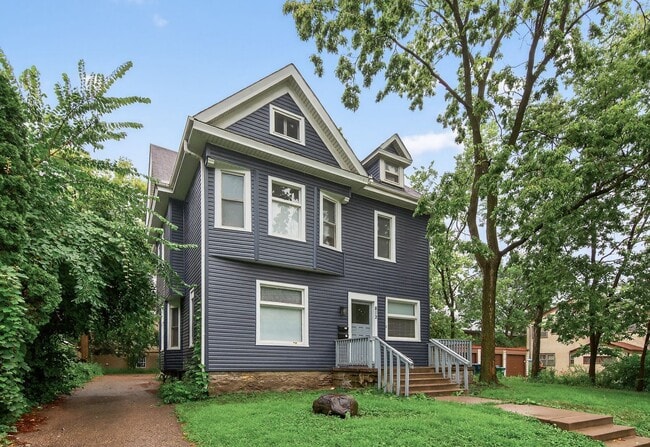 Building Photo - 812 7th St SE
