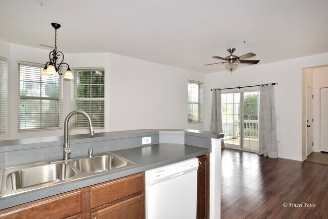 Building Photo - 2215 Aurora Dr