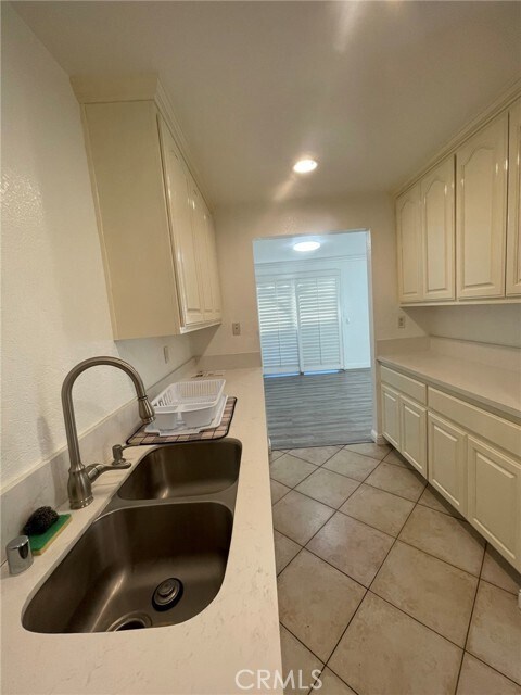 Building Photo - 1830 N Vineyard Ave