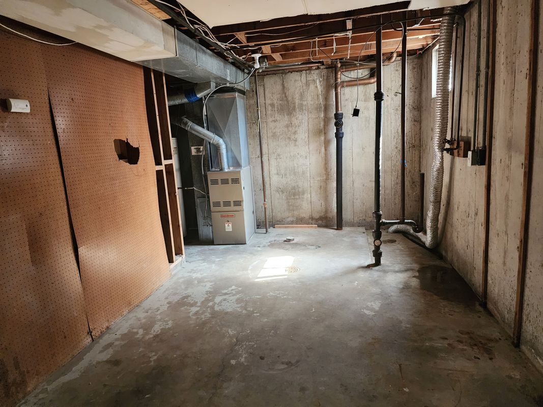 Building Photo - 721 Fraser St