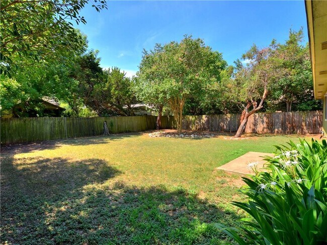 Building Photo - 802 Primrose Ln