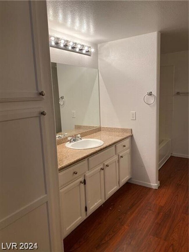 Building Photo - Very Nice & Clean Downstairs Unit In South...