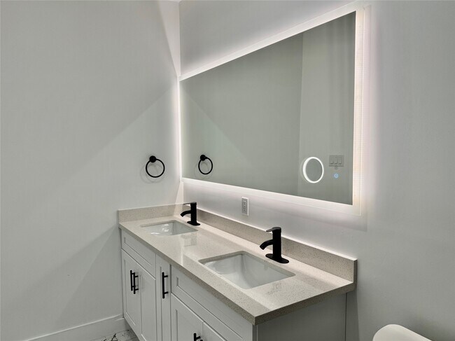 Building Photo - 6926 Paris St