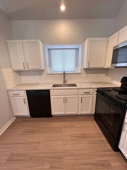 Building Photo - 808 Xavier Dr