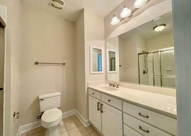 Building Photo - Available May 11th. GROUND FLOOR 3BR/2 BA Condo in Riverland Woods!