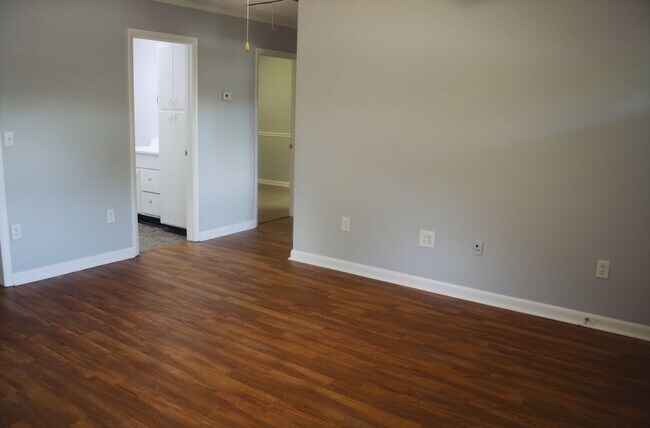 Building Photo - Great 2 bed 1 Bath Duplex