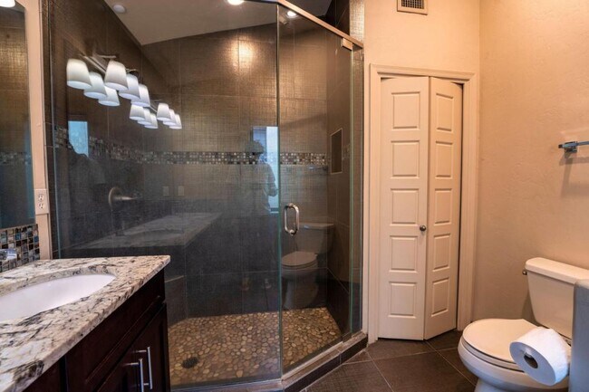 Building Photo - 2010 E 1st St