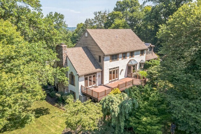 Building Photo - Spacious 5BR House in Pottstown